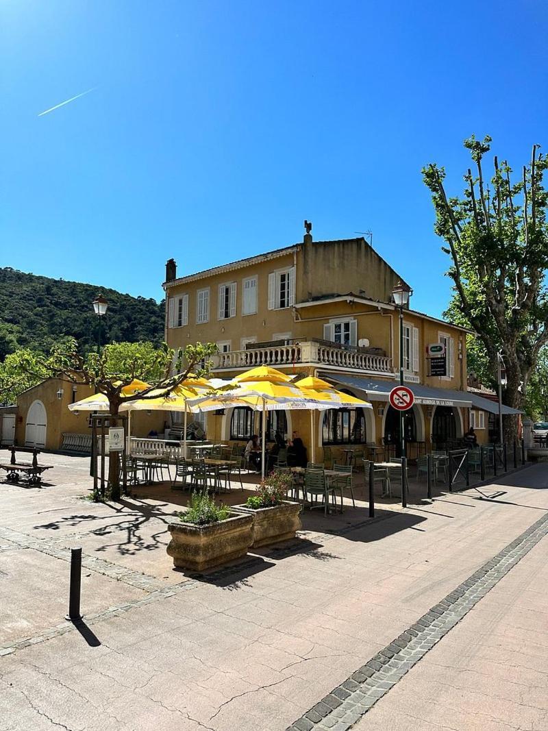 Hotel De La Loube La Roquebrussanne Bagian luar foto
