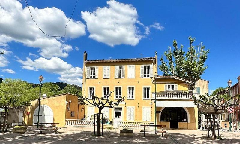 Hotel De La Loube La Roquebrussanne Bagian luar foto