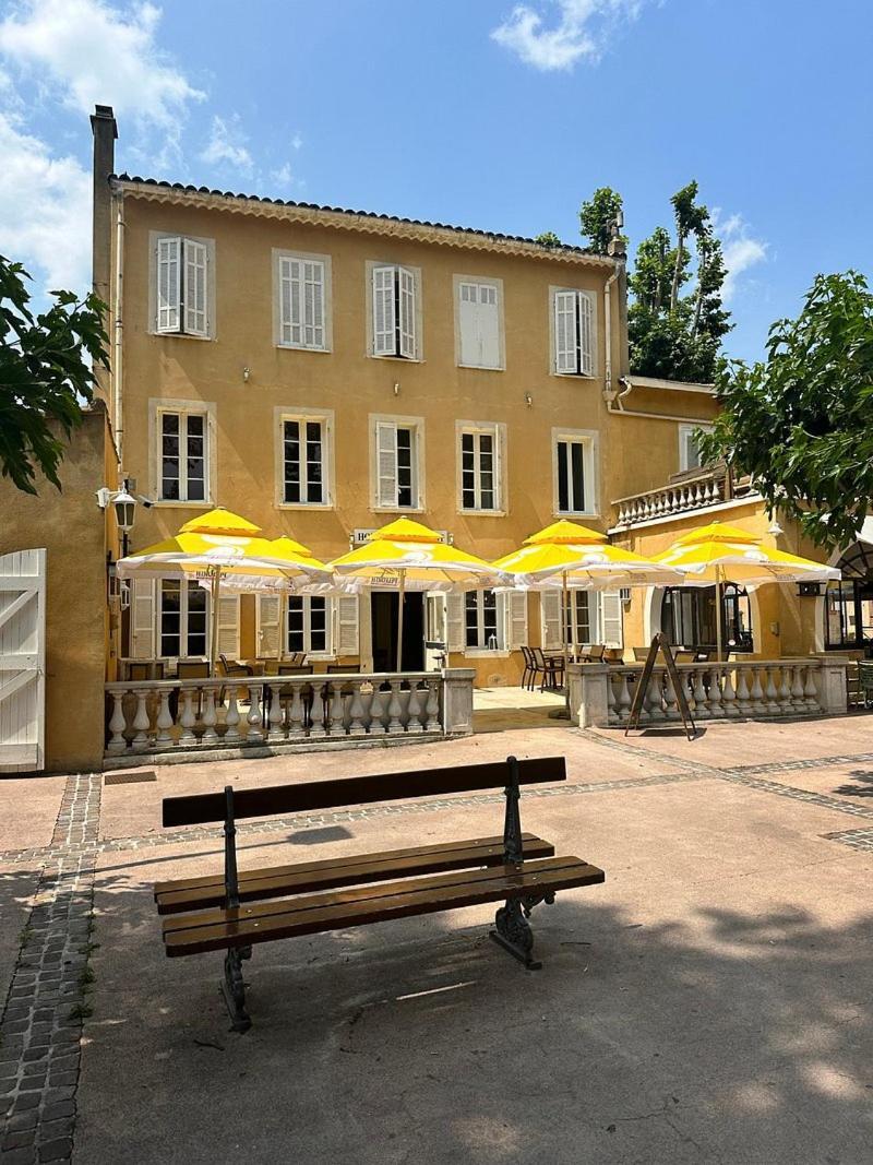 Hotel De La Loube La Roquebrussanne Bagian luar foto