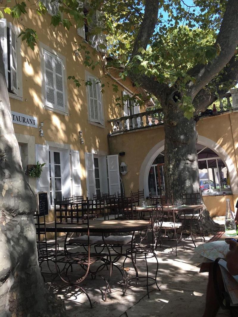 Hotel De La Loube La Roquebrussanne Bagian luar foto