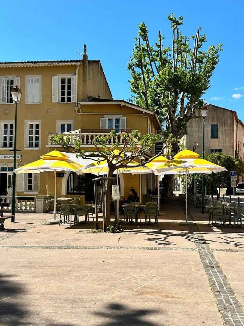 Hotel De La Loube La Roquebrussanne Bagian luar foto