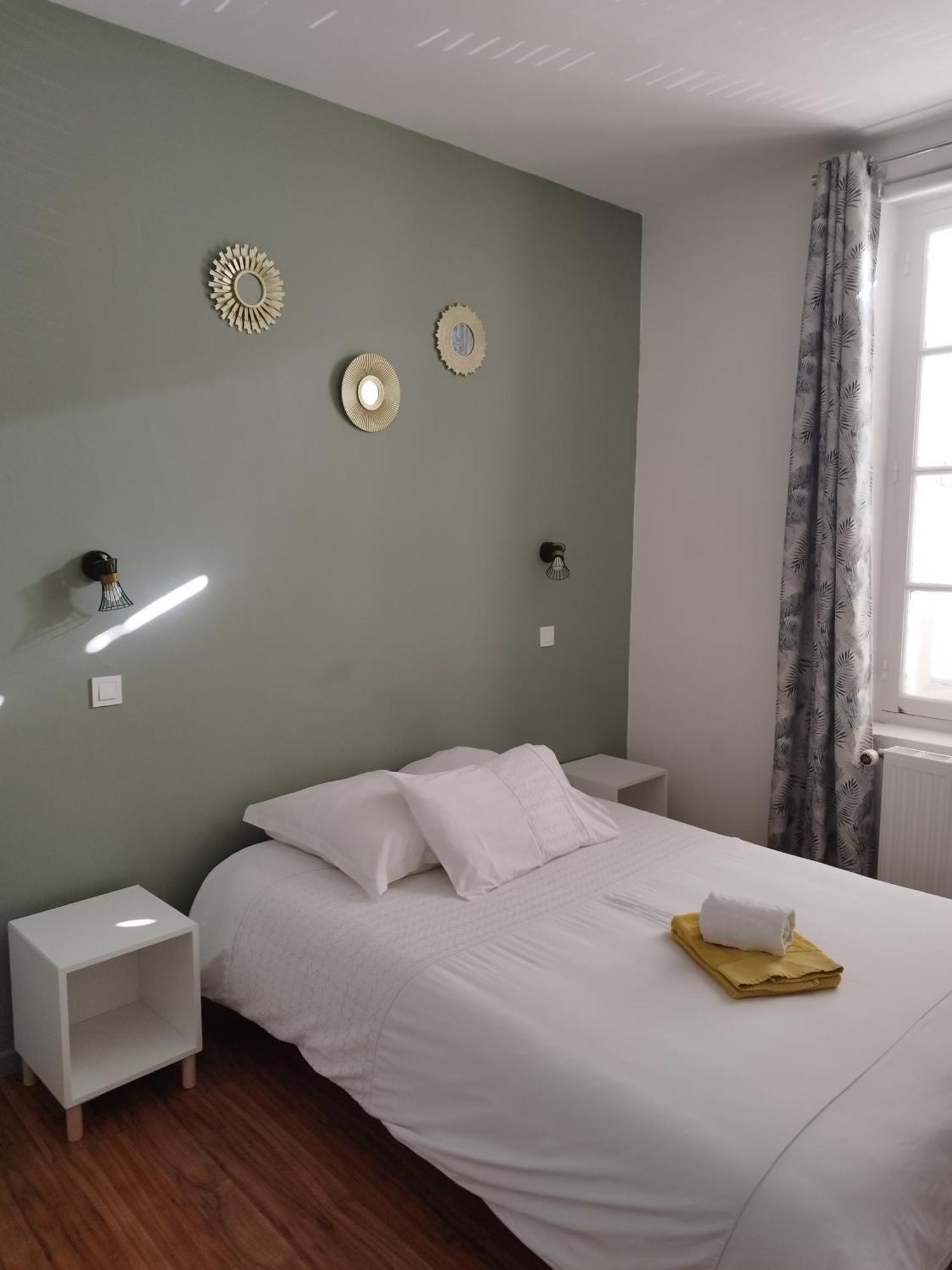 Hotel De La Loube La Roquebrussanne Bagian luar foto