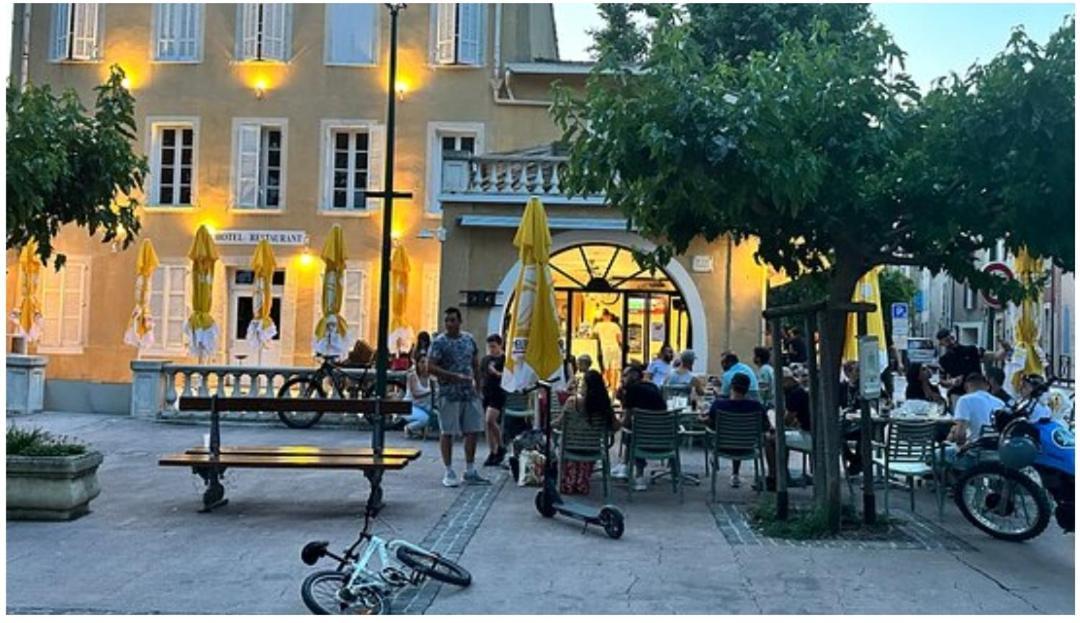 Hotel De La Loube La Roquebrussanne Bagian luar foto